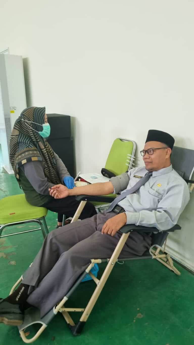 Sejumlah Guru dan Siswa Ikuti Donor Darah