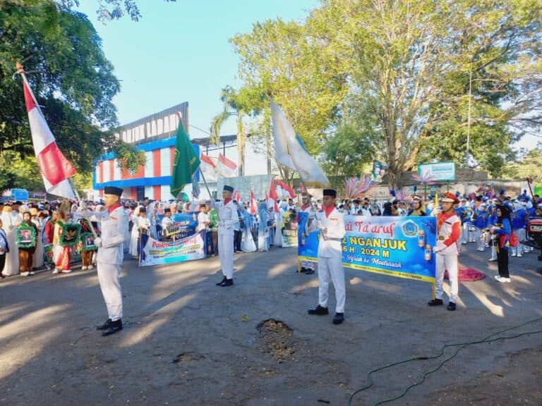 Drum Band “Kanjeng Jimat” MAN 2 Nganjuk Meriahkan Pawai Ta’aruf 2024