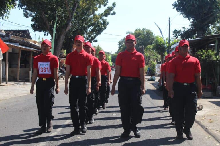 Regu MAN 2 Nganjuk Semarakkan Lomba Gerak Jalan HUT RI Ke 79