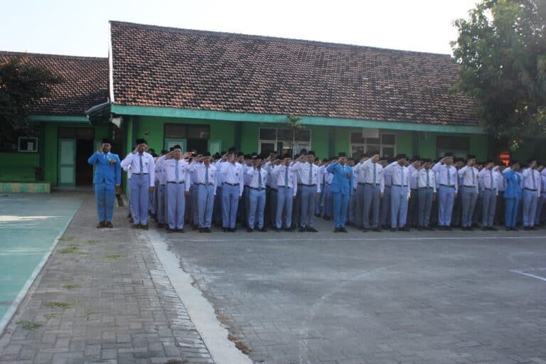 MAN 2 Nganjuk Gelar Upacara Bendera HUT RI ke-79 dengan Khidmat