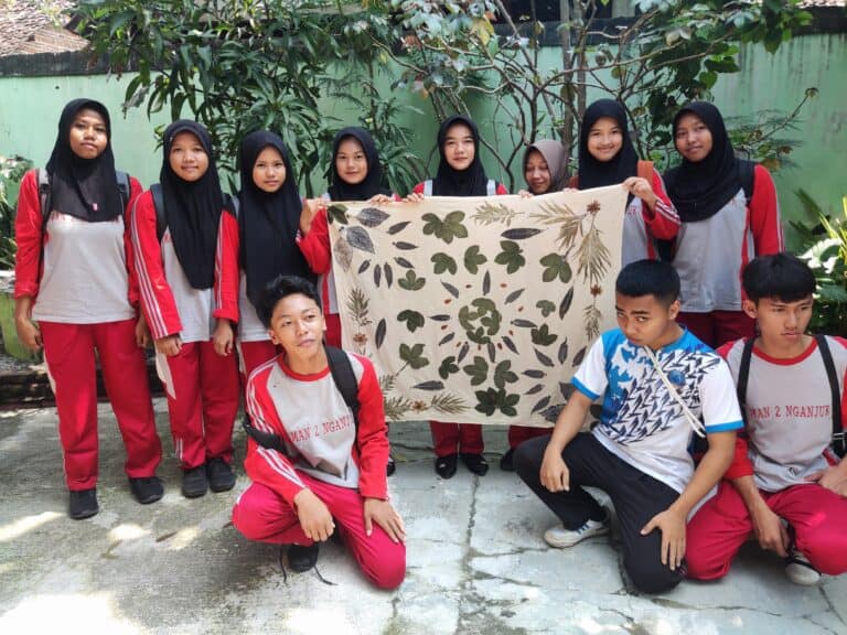 Belajar dari Alam, Siswa MAN 2 Nganjuk Kelas X Buat Batik Ecoprint di Buluputren