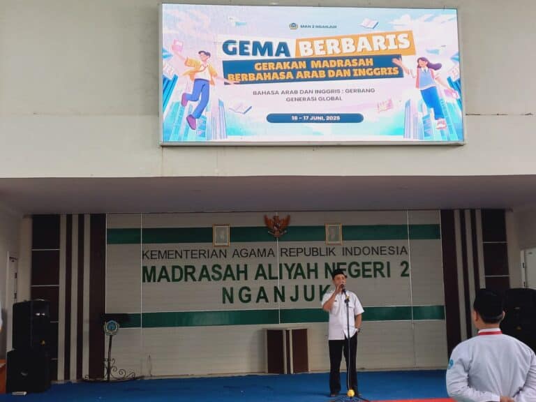 MAN 2 Nganjuk Awali Program “Gema Berbaris” (Gerakan Berbahasa Arab dan Inggris)