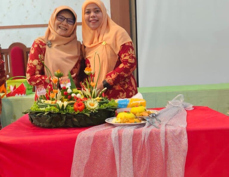 Tim Dharma Wanita Persatuan MAN 2 Nganjuk Raih Harapan 1 Lomba Kreasi Tumpeng HUT ke-80 RI