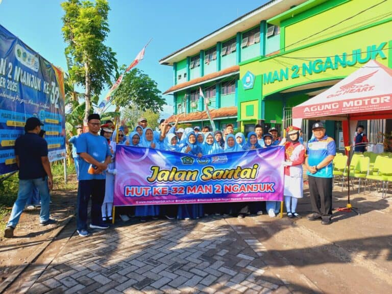 Dharma Wanita Persatuan MAN 2 Nganjuk Meriahkan Jalan Santai HUT Ke-32